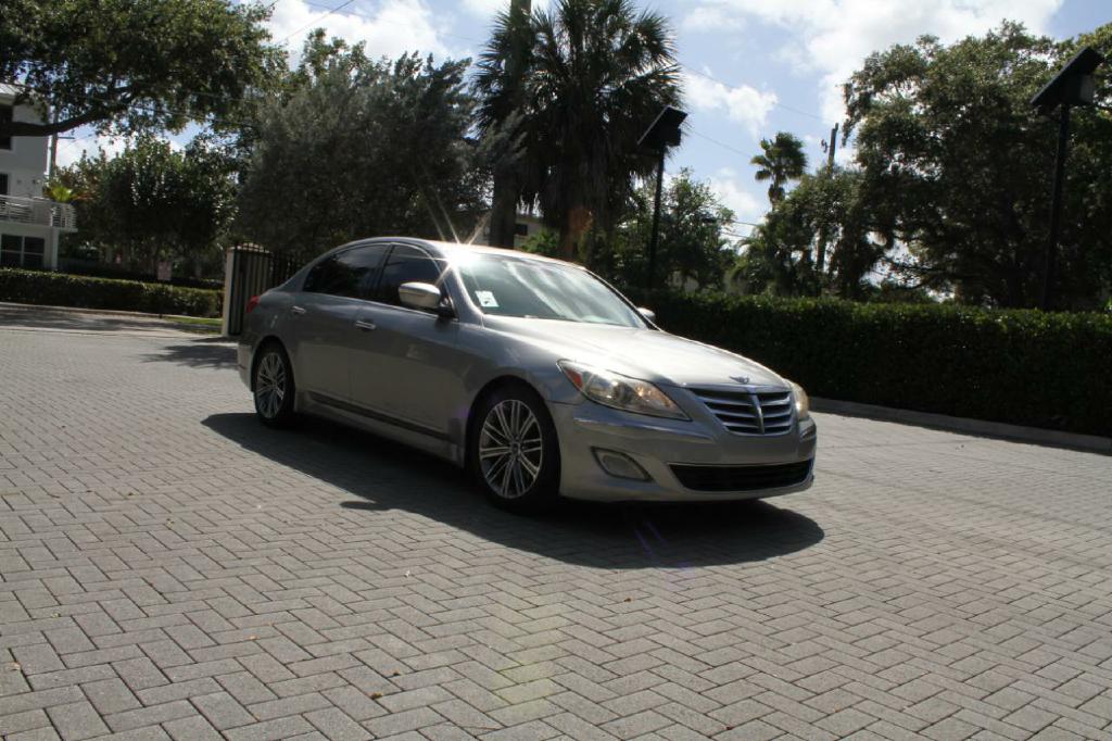Photo 3 of this HYUNDAI GENESIS