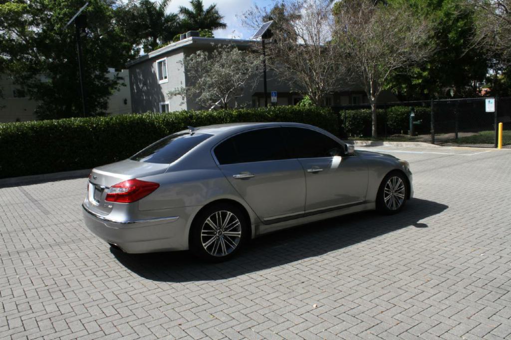 Photo 4 of this HYUNDAI GENESIS