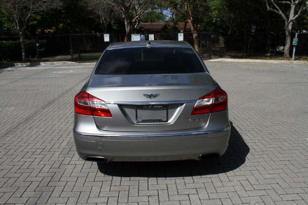 Photo 5 of this HYUNDAI GENESIS