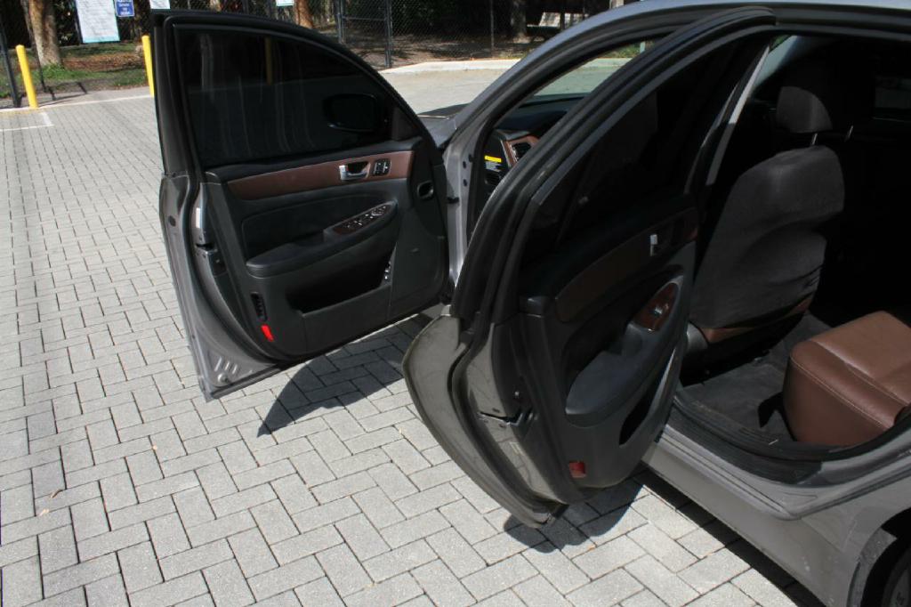 Photo 9 of this HYUNDAI GENESIS