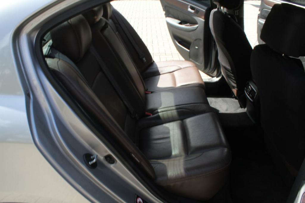Photo 10 of this HYUNDAI GENESIS