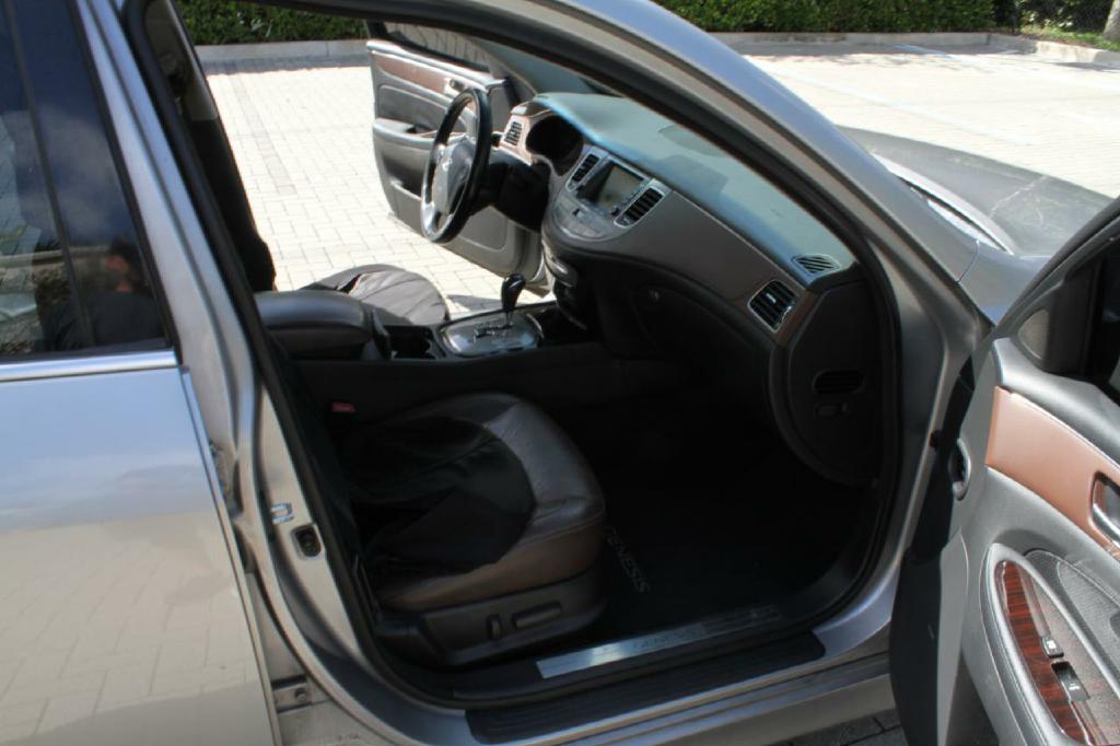 Photo 11 of this HYUNDAI GENESIS