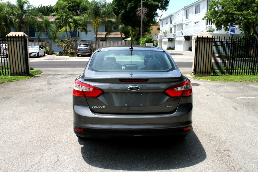 Photo 6 of this FORD FOCUS