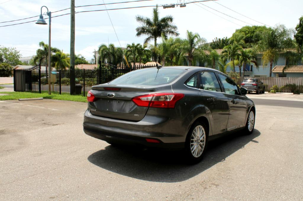 Photo 7 of this FORD FOCUS
