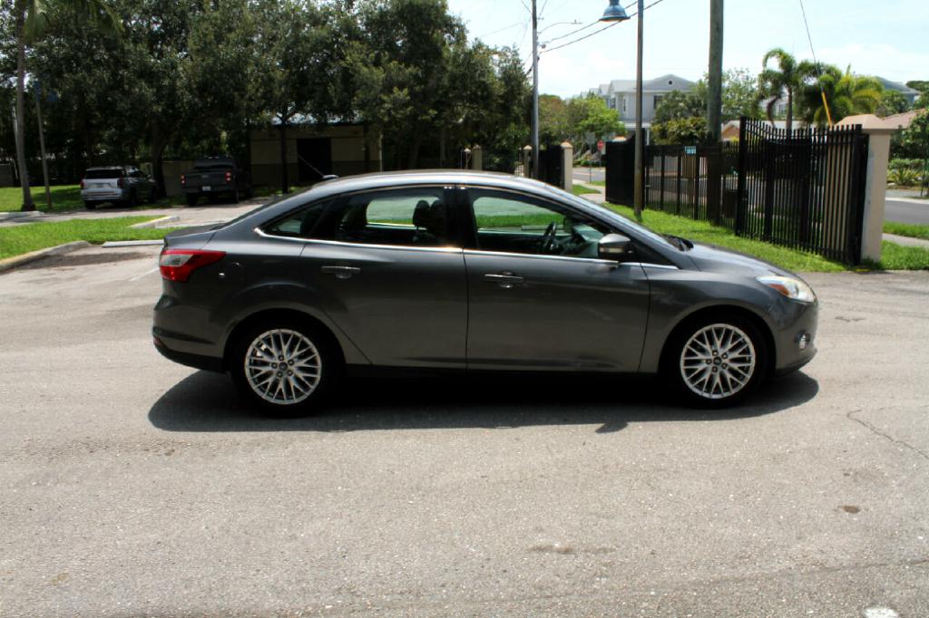 Photo 8 of this FORD FOCUS