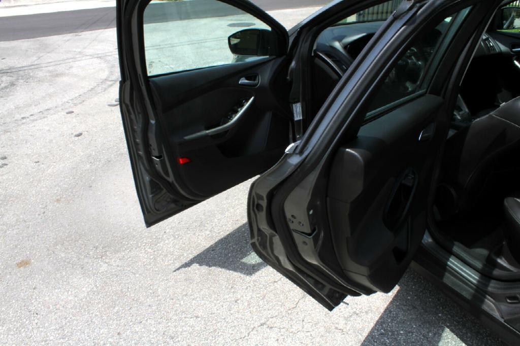 Photo 11 of this FORD FOCUS
