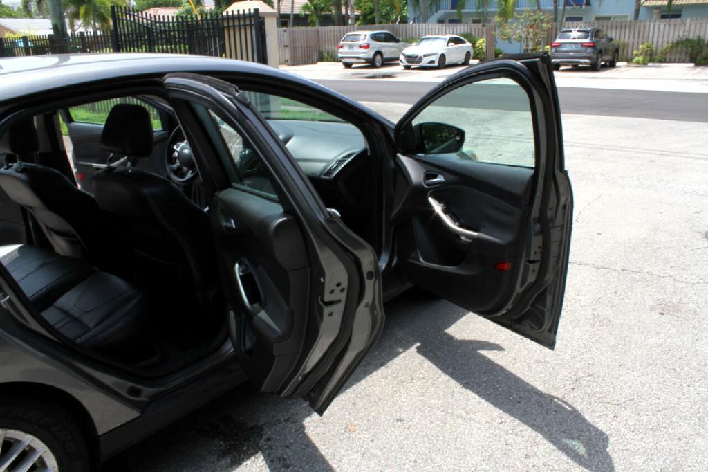 Photo 12 of this FORD FOCUS