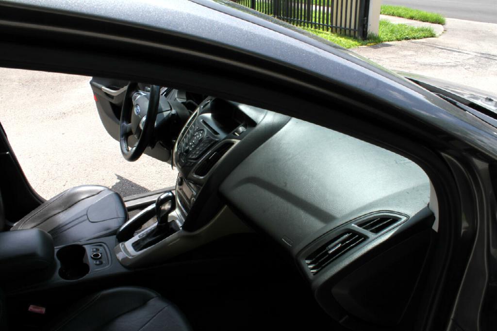 Photo 14 of this FORD FOCUS