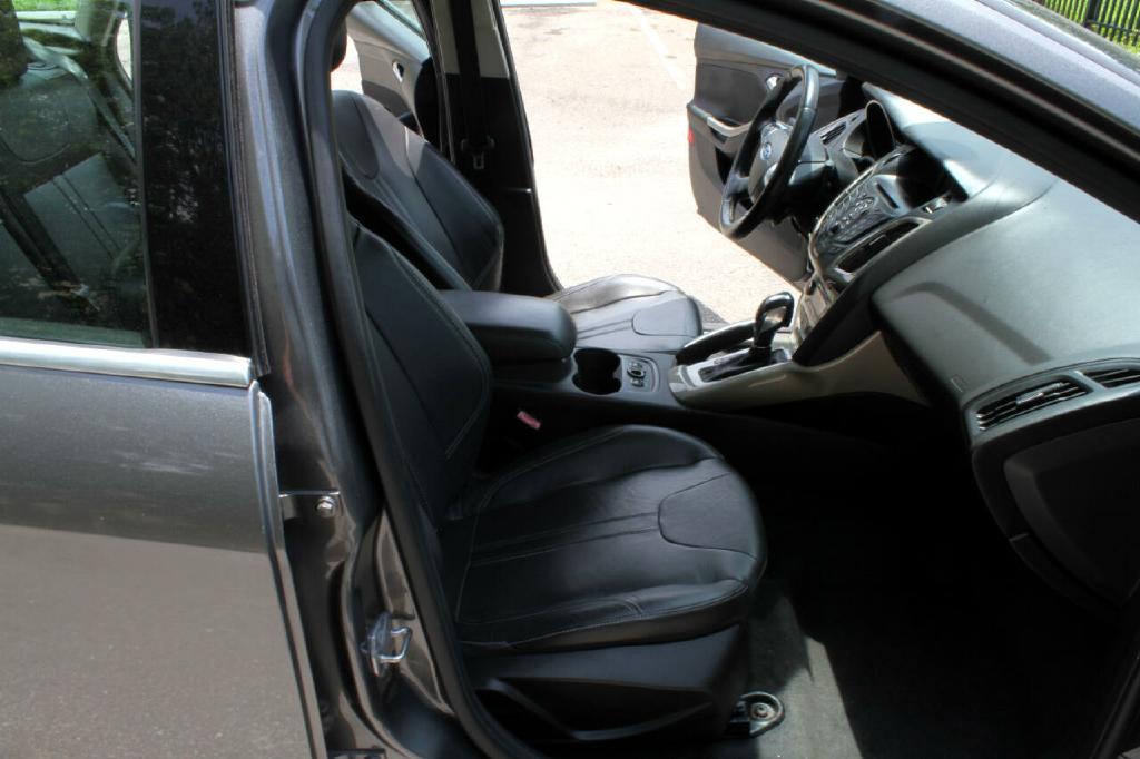 Photo 15 of this FORD FOCUS