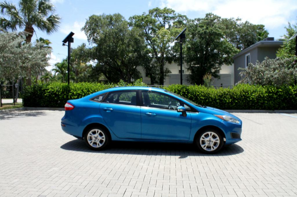 Photo 2 of this FORD FIESTA