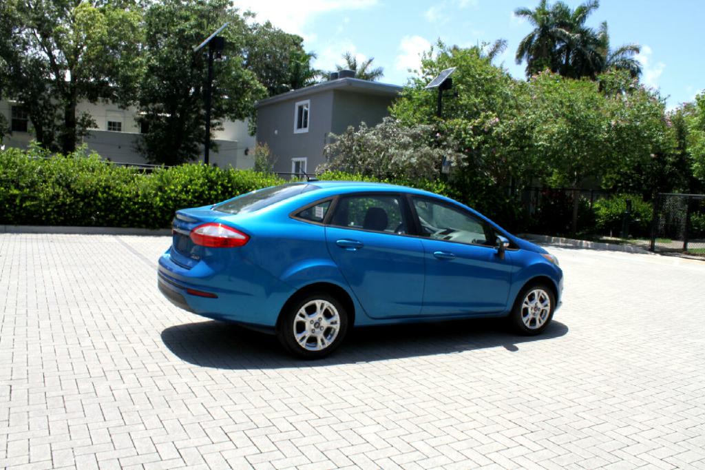 Photo 3 of this FORD FIESTA