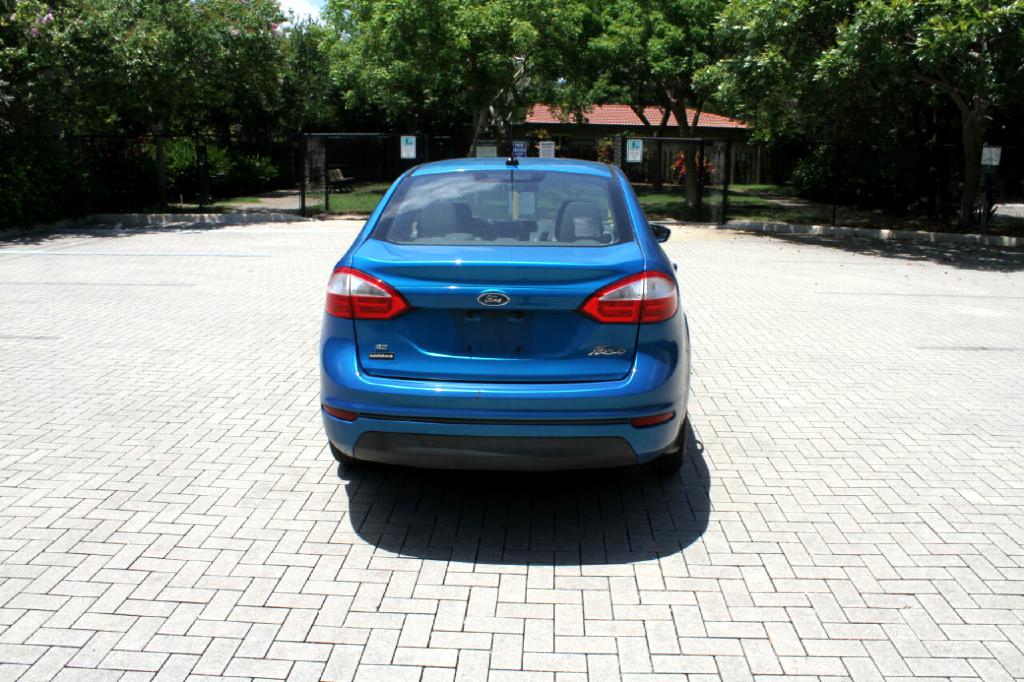 Photo 4 of this FORD FIESTA