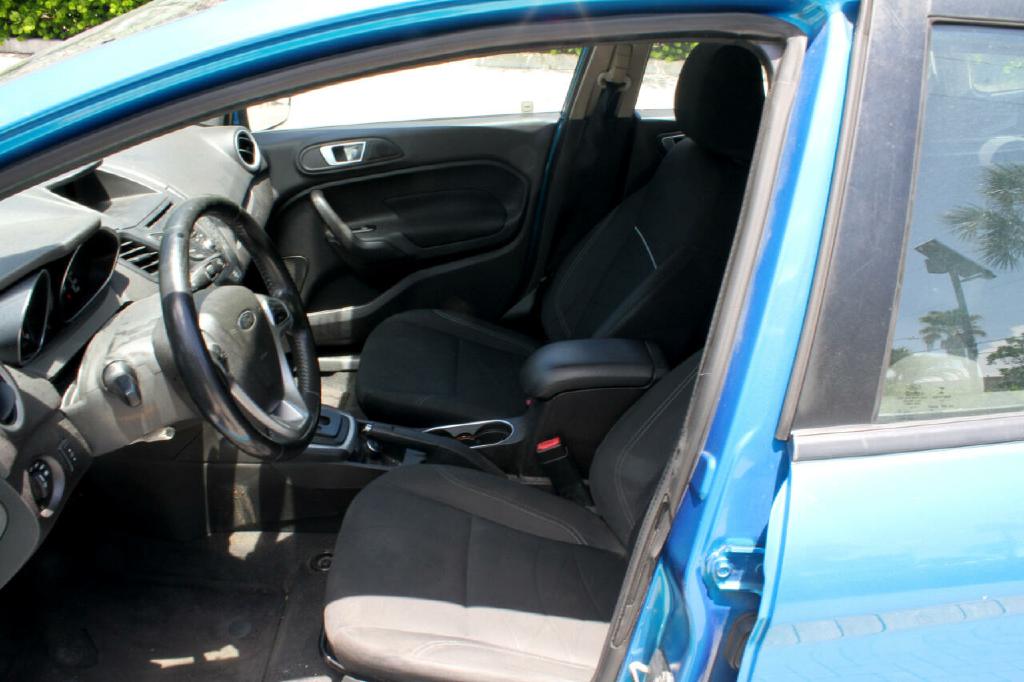 Photo 8 of this FORD FIESTA