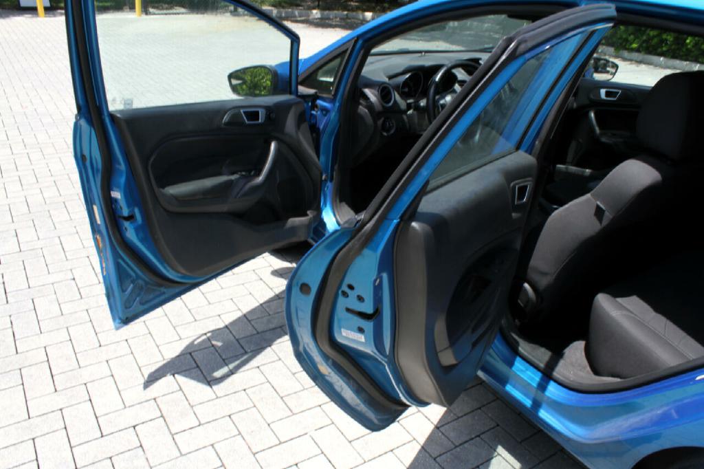 Photo 10 of this FORD FIESTA