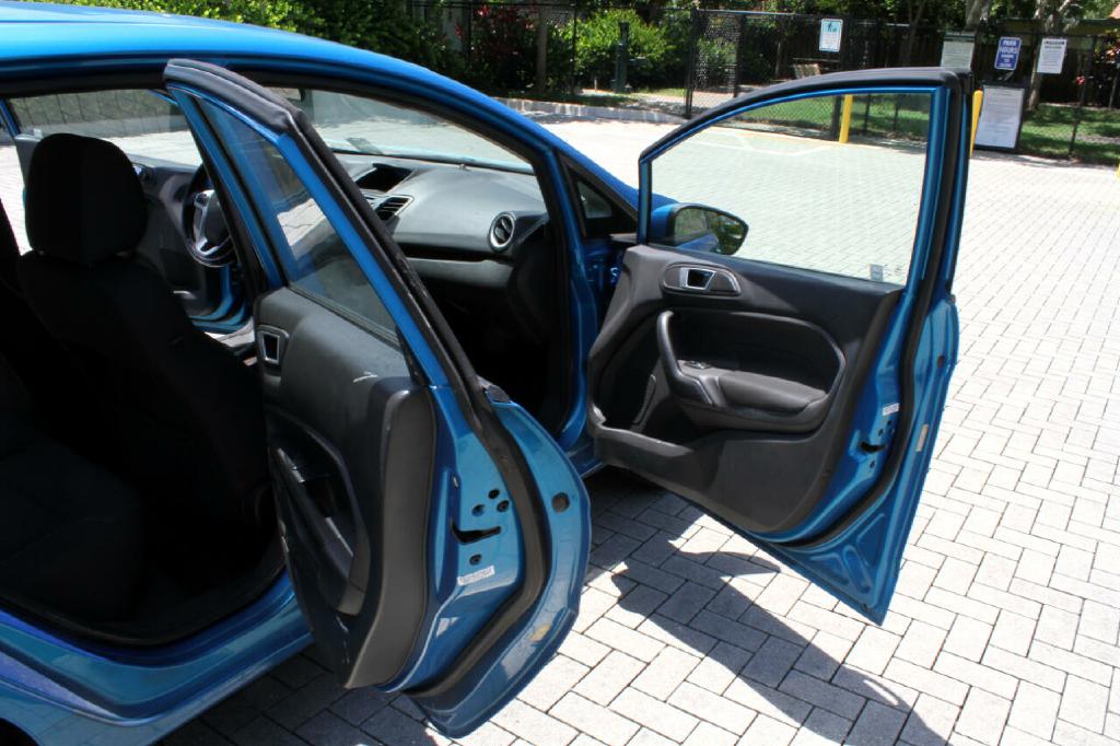 Photo 11 of this FORD FIESTA
