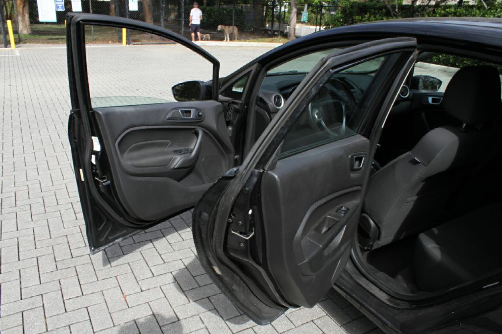 Photo 11 of this FORD FIESTA