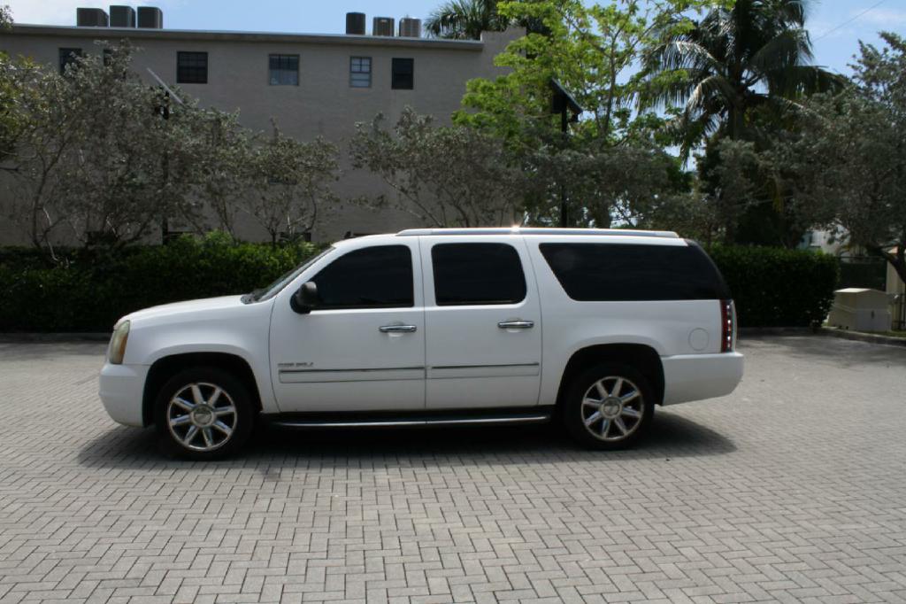 Photo 2 of this GMC YUKON DENALI