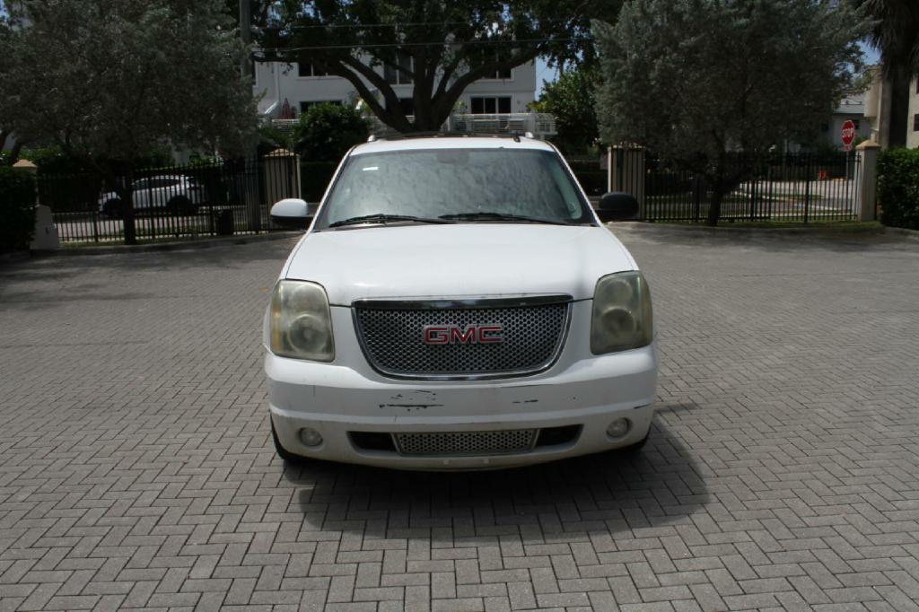 Photo 3 of this GMC YUKON DENALI
