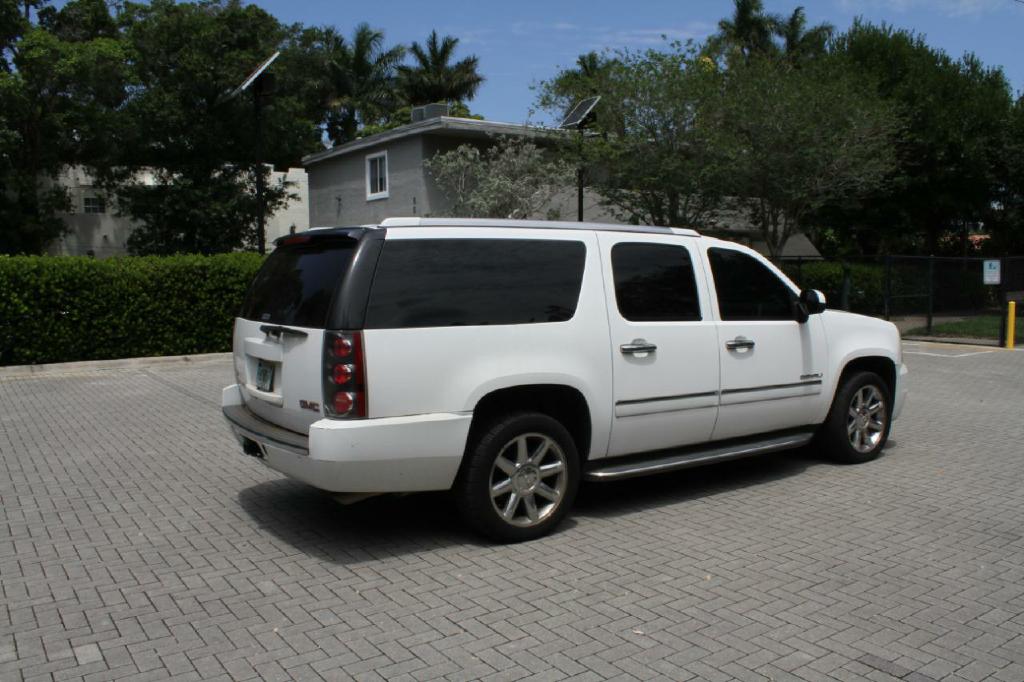 Photo 6 of this GMC YUKON DENALI