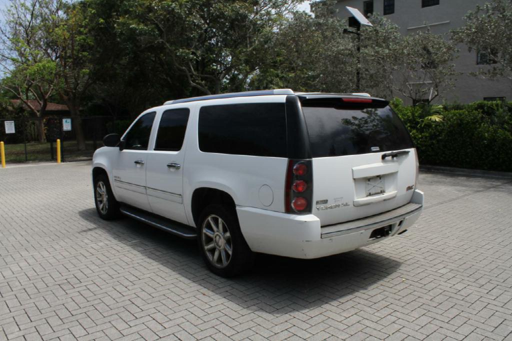 Photo 8 of this GMC YUKON DENALI