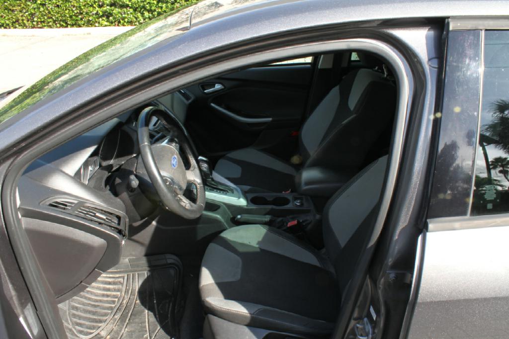 Photo 9 of this FORD FOCUS