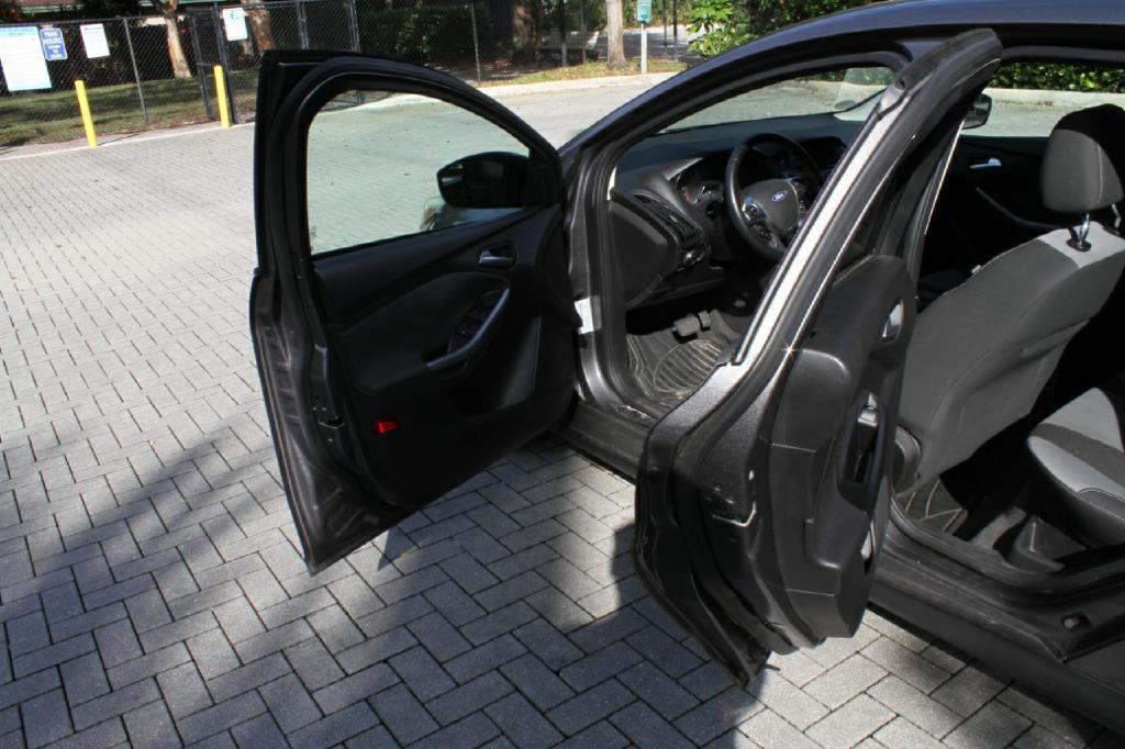 Photo 11 of this FORD FOCUS