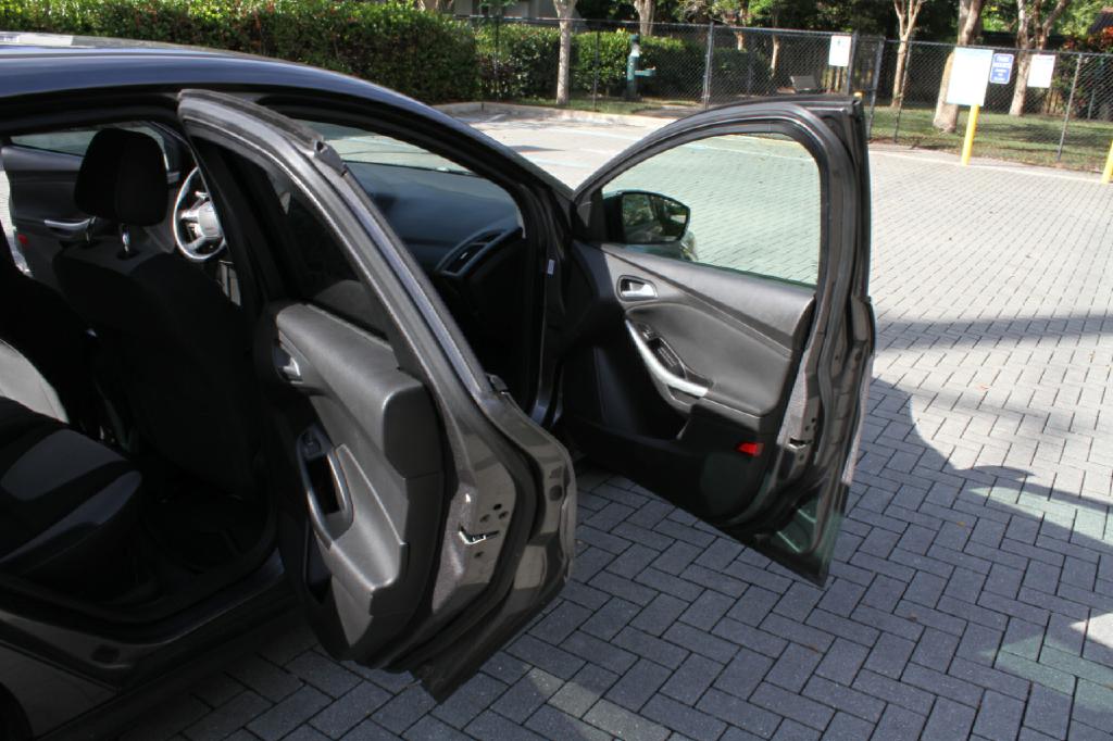 Photo 12 of this FORD FOCUS