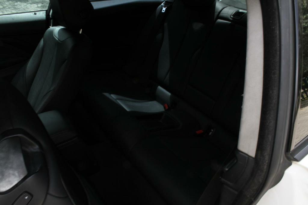 Photo 11 of this BMW 4-SERIES
