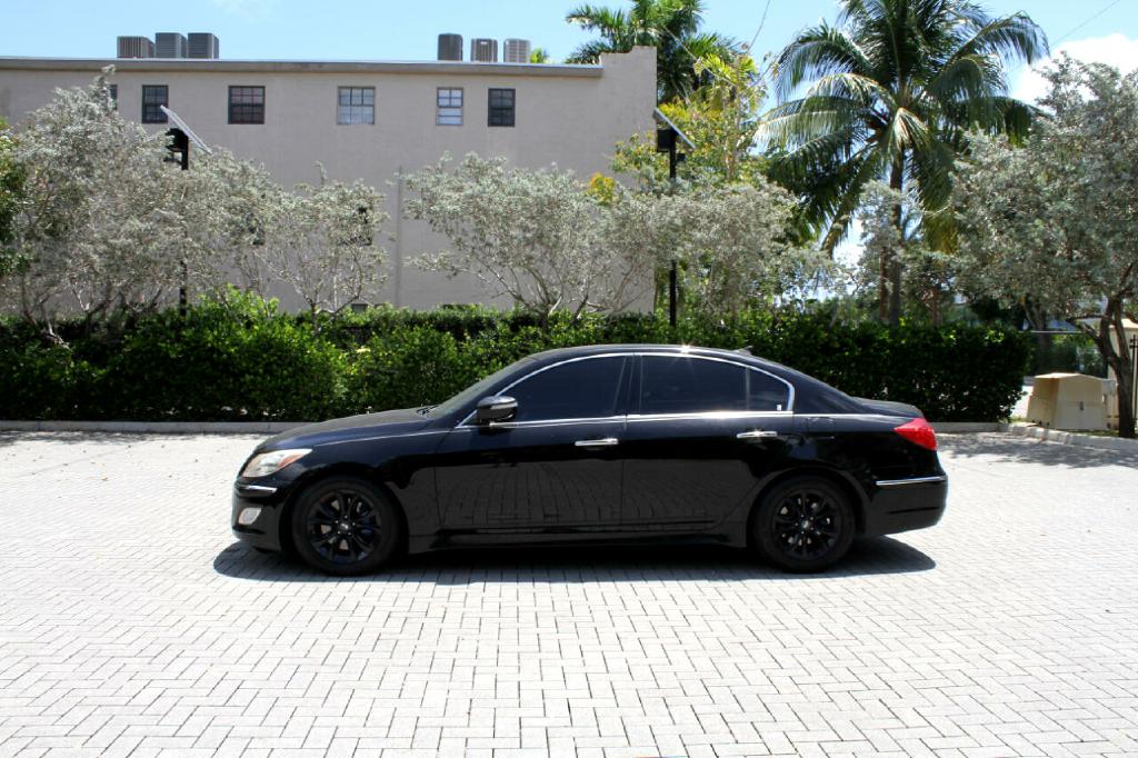 Photo 2 of this HYUNDAI GENESIS