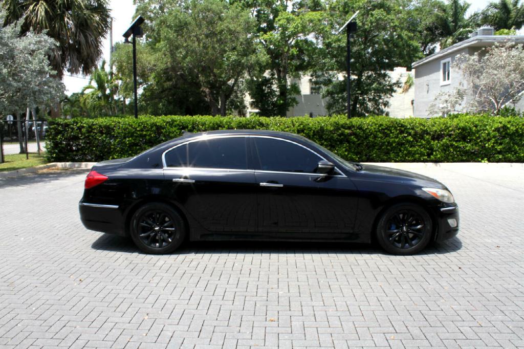 Photo 5 of this HYUNDAI GENESIS