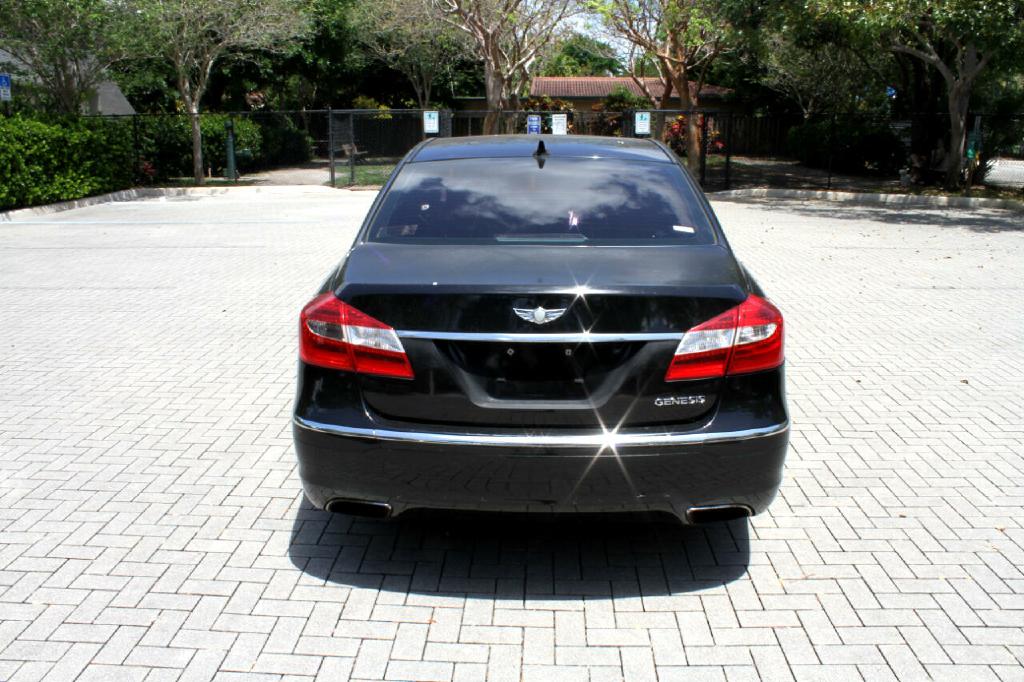 Photo 7 of this HYUNDAI GENESIS