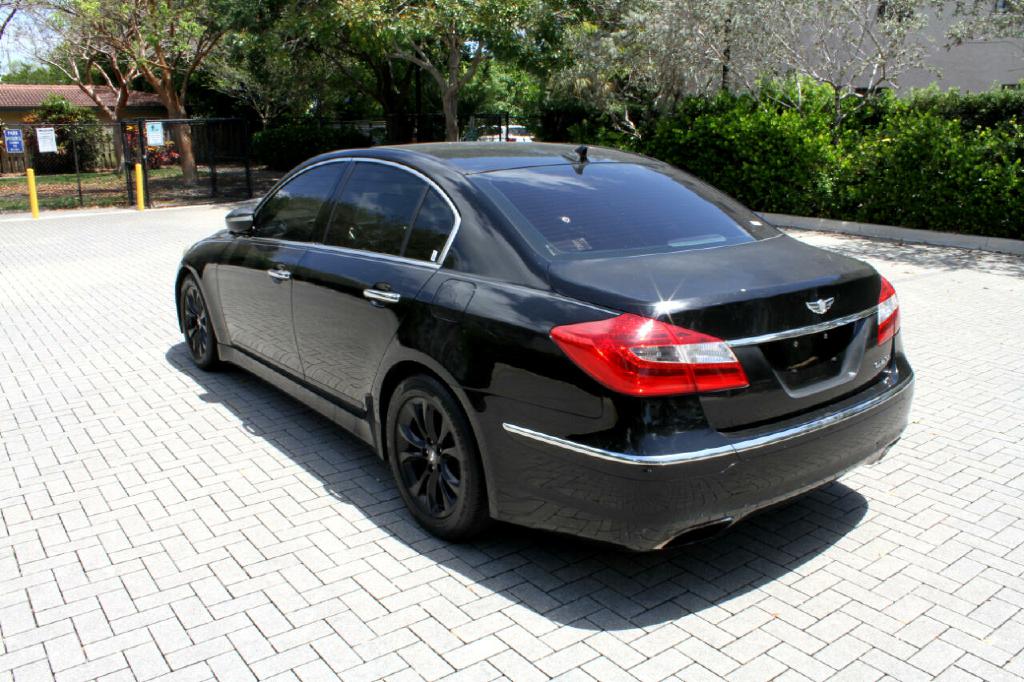 Photo 8 of this HYUNDAI GENESIS