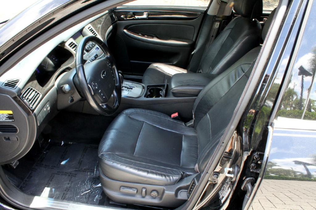 Photo 9 of this HYUNDAI GENESIS