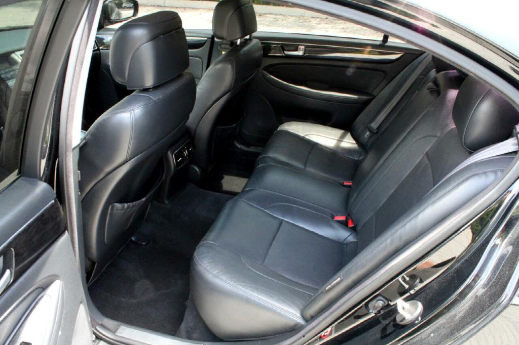 Photo 10 of this HYUNDAI GENESIS