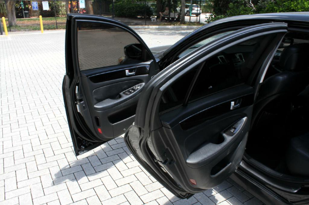 Photo 11 of this HYUNDAI GENESIS