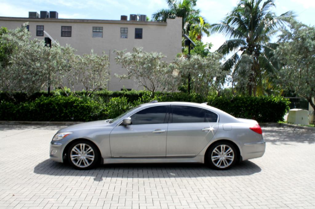 Photo 2 of this HYUNDAI GENESIS