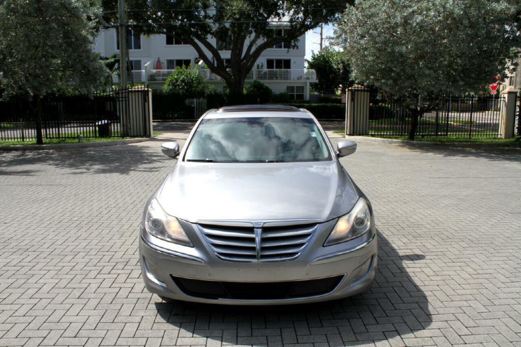 Photo 3 of this HYUNDAI GENESIS