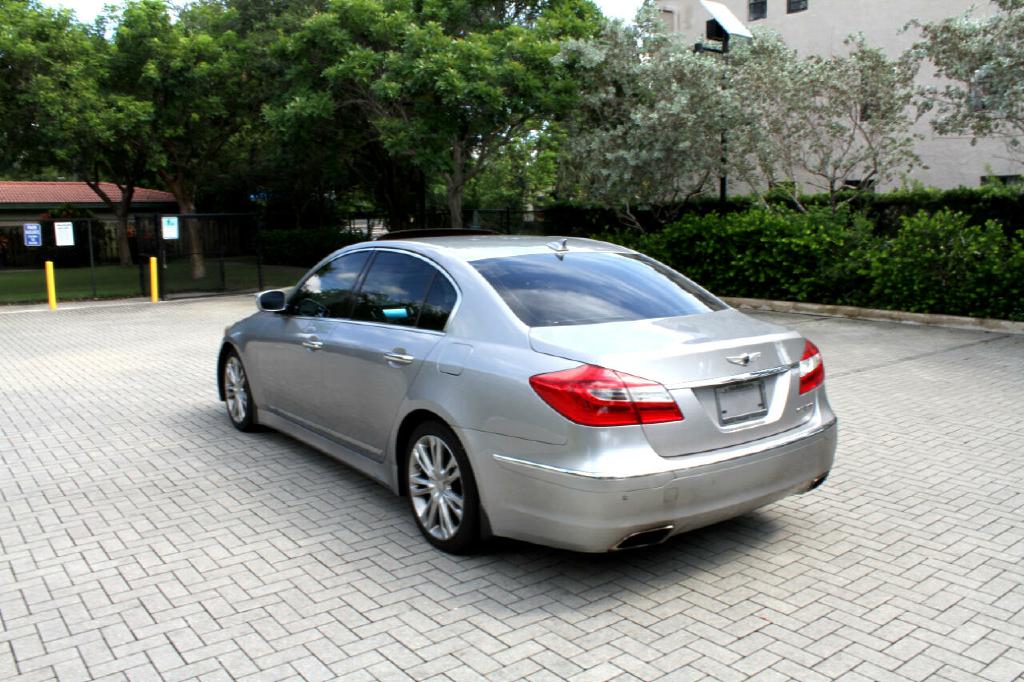 Photo 7 of this HYUNDAI GENESIS