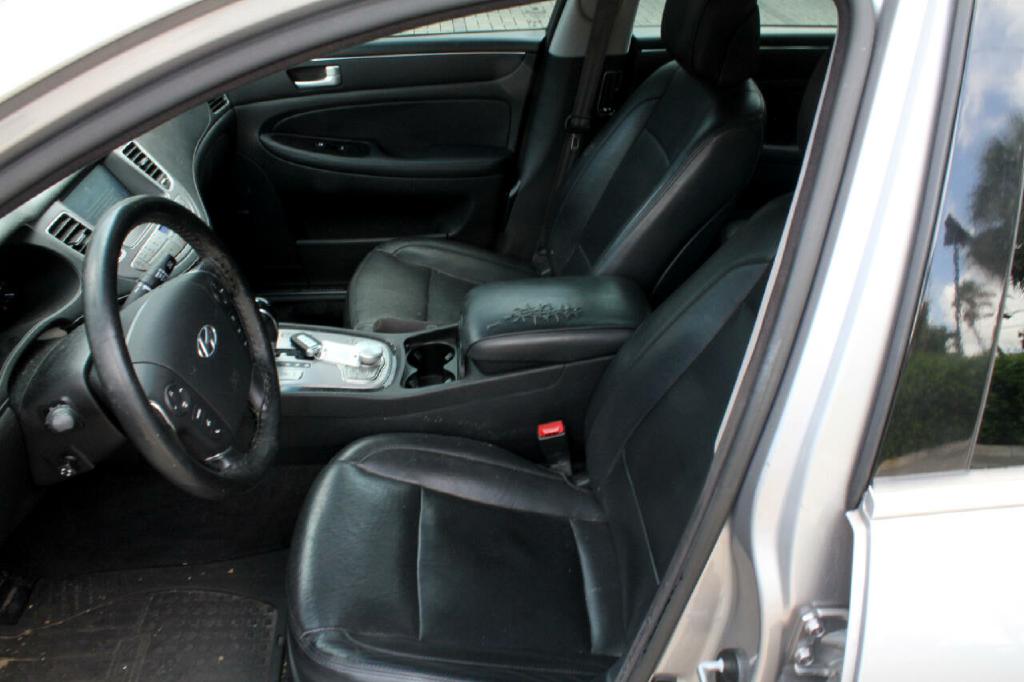 Photo 8 of this HYUNDAI GENESIS