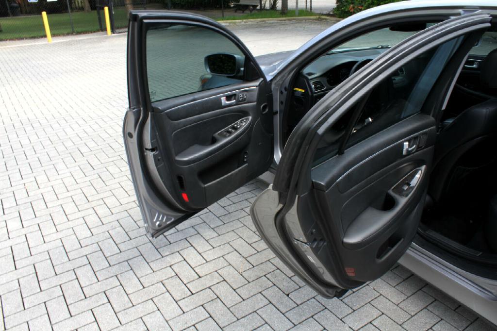Photo 10 of this HYUNDAI GENESIS
