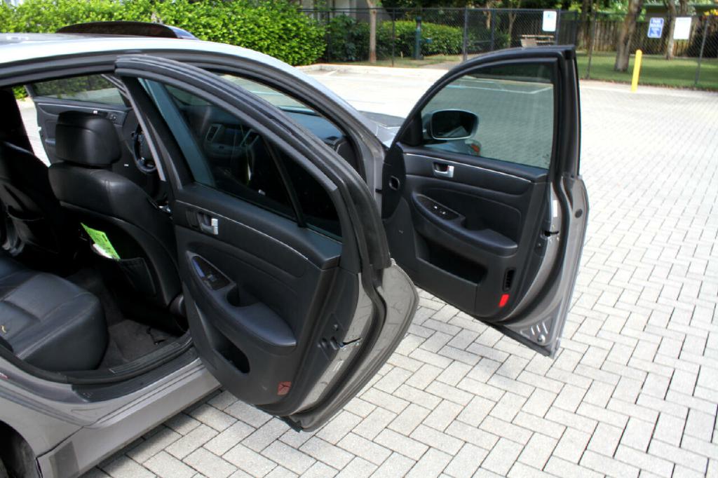 Photo 11 of this HYUNDAI GENESIS
