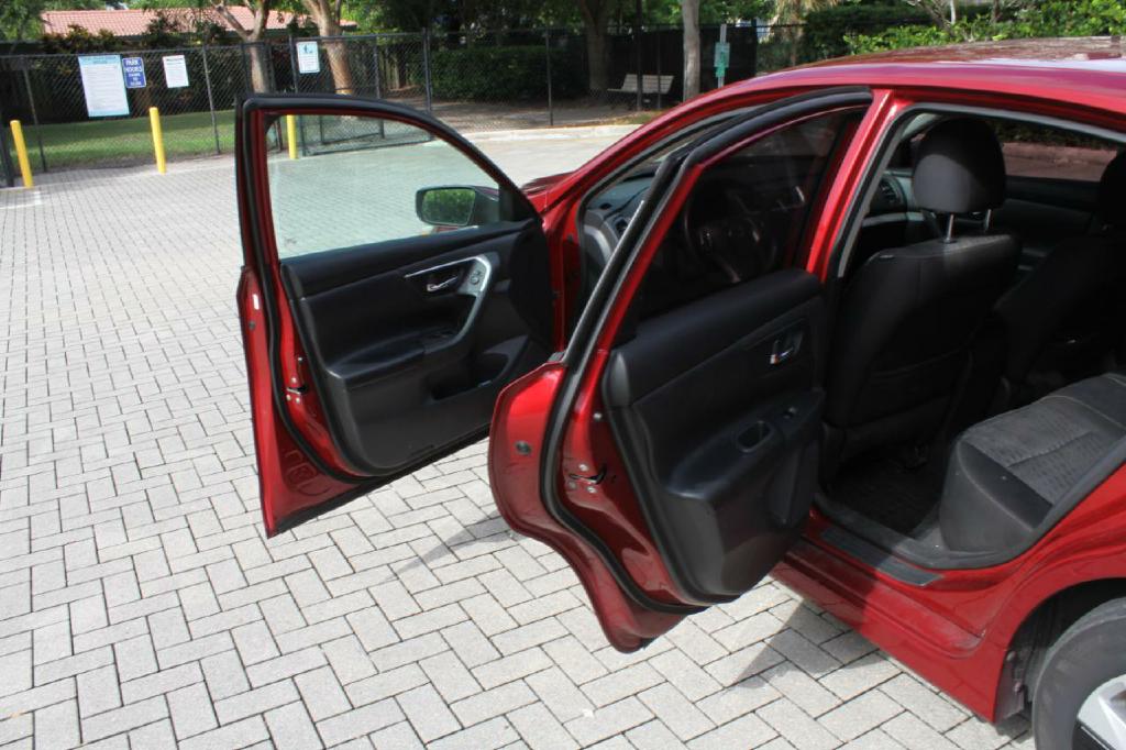 Photo 11 of this NISSAN ALTIMA