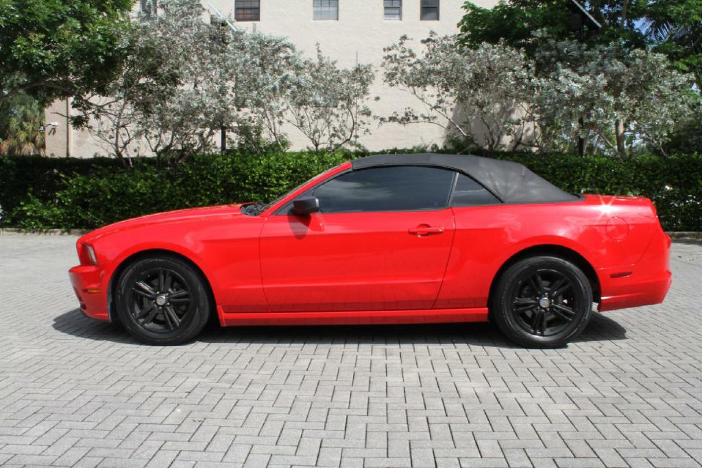 Photo 2 of this FORD MUSTANG