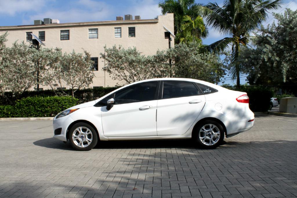 Photo 4 of this FORD FIESTA