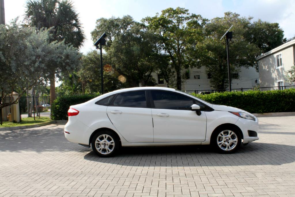 Photo 8 of this FORD FIESTA