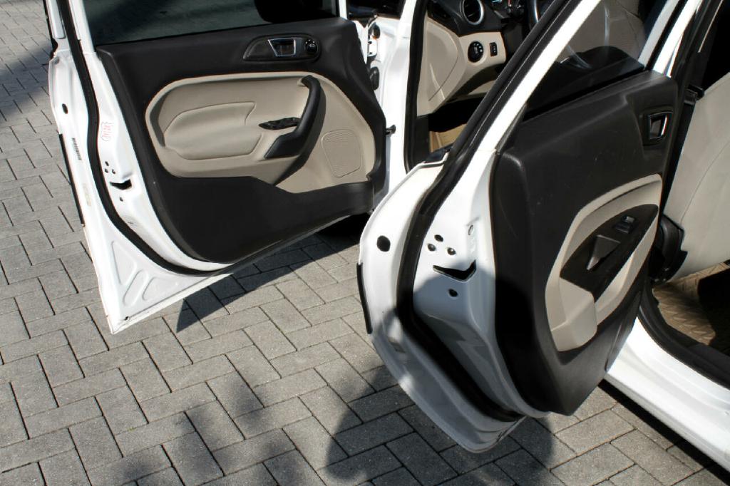 Photo 10 of this FORD FIESTA