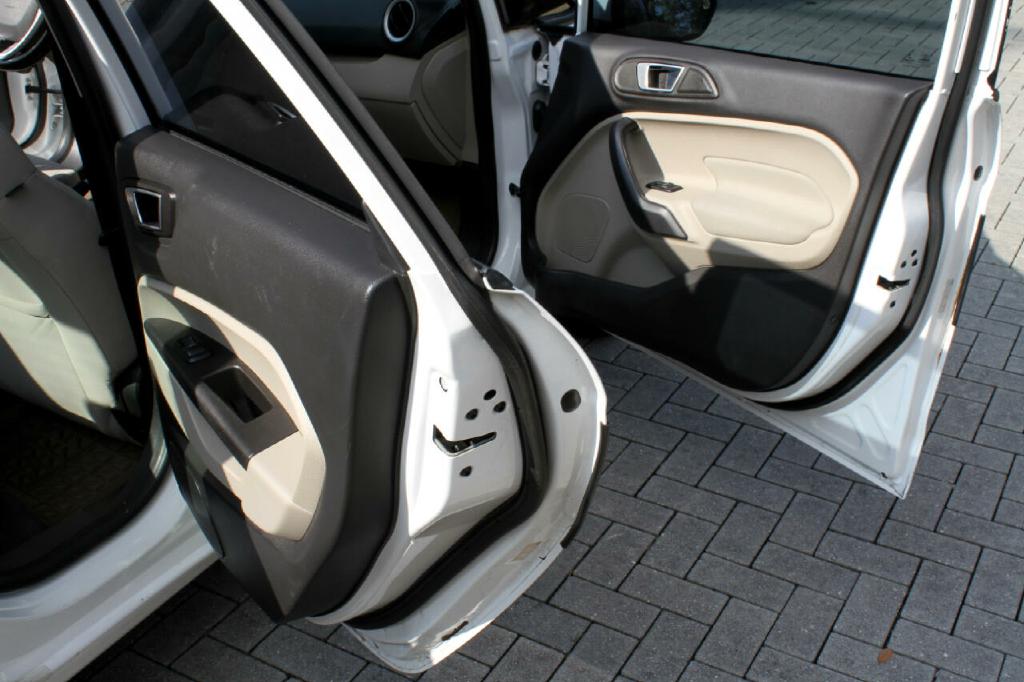 Photo 12 of this FORD FIESTA