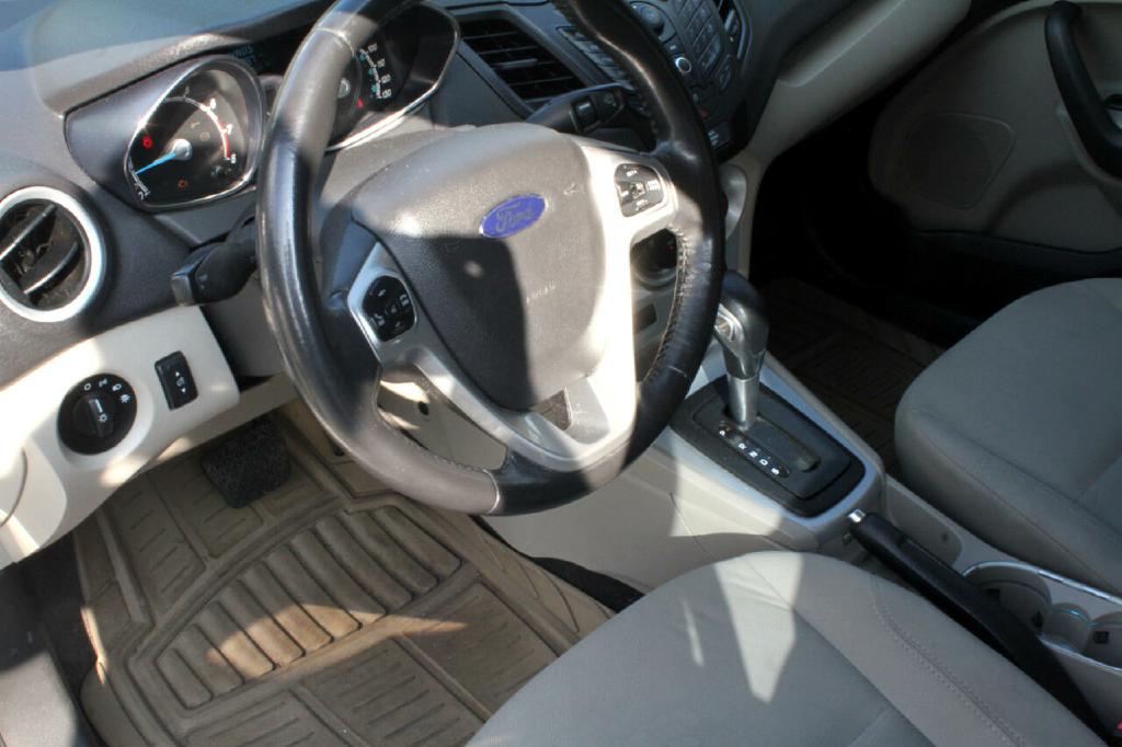 Photo 16 of this FORD FIESTA