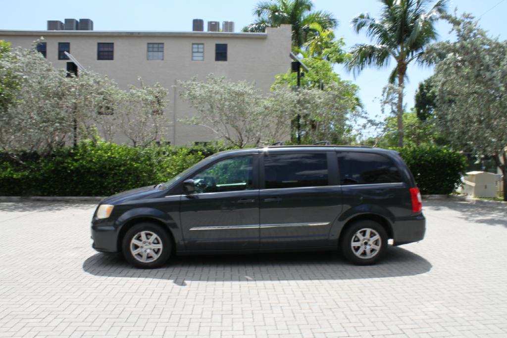 Photo 2 of this CHRYSLER TOWN & COUN