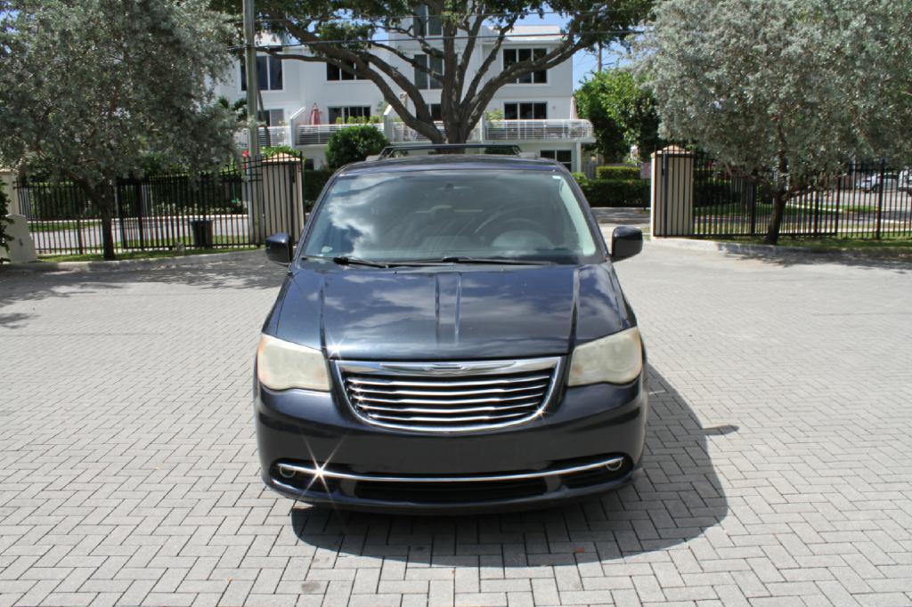 Photo 3 of this CHRYSLER TOWN & COUN